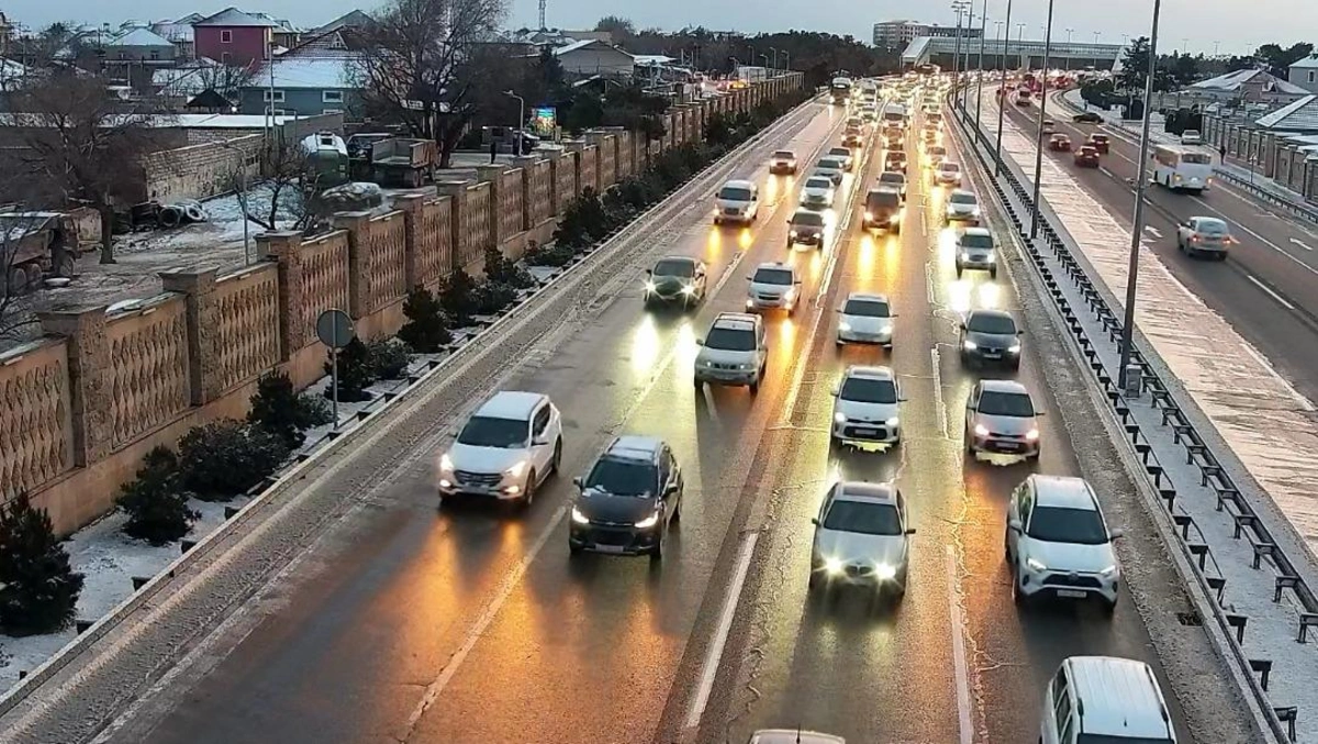 Aeroport yolu buz bağladı.