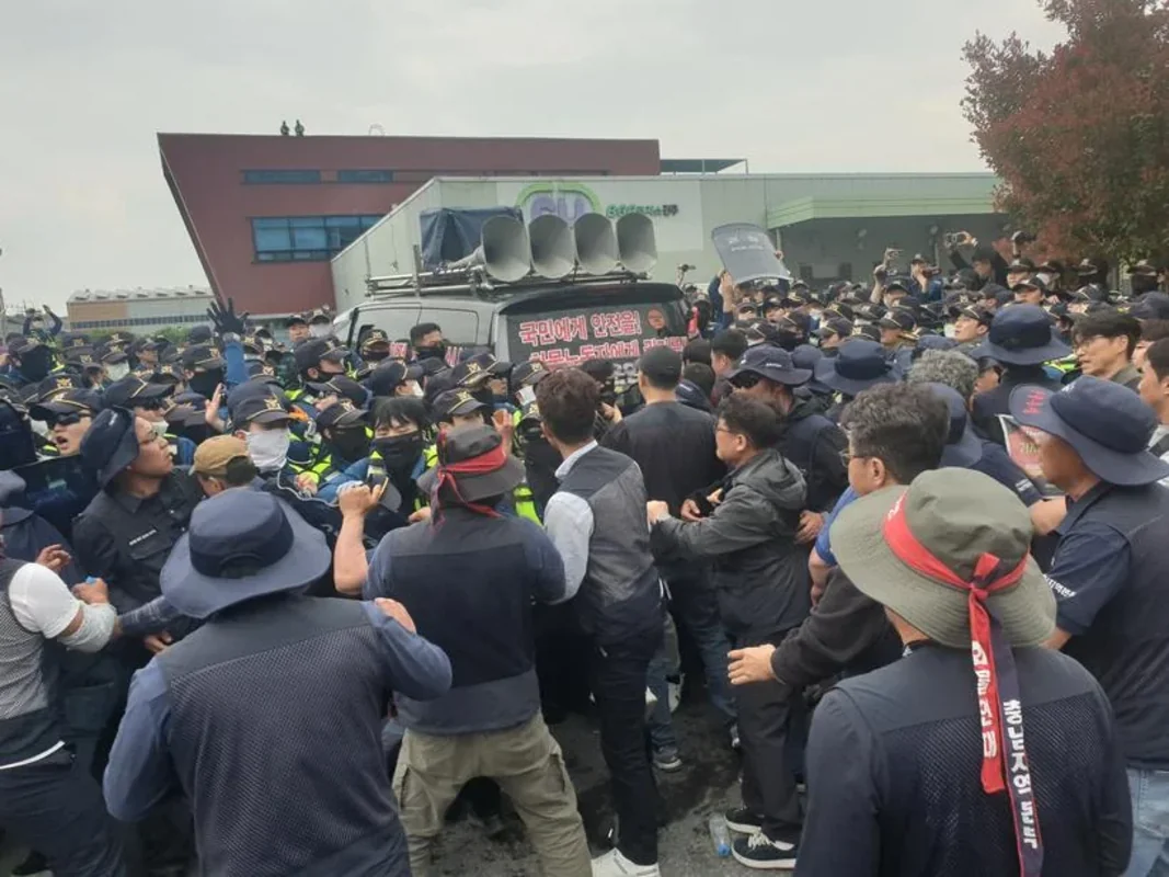 Cənubi Koreyada yük maşını etirazçıları vurub: Ölən və xəsarət alanlar var