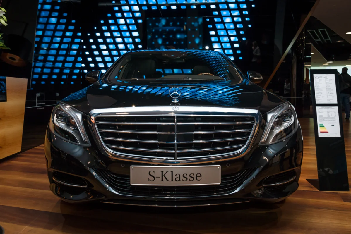 Ölən qohumunun yanına “Mercedes” basdırdı