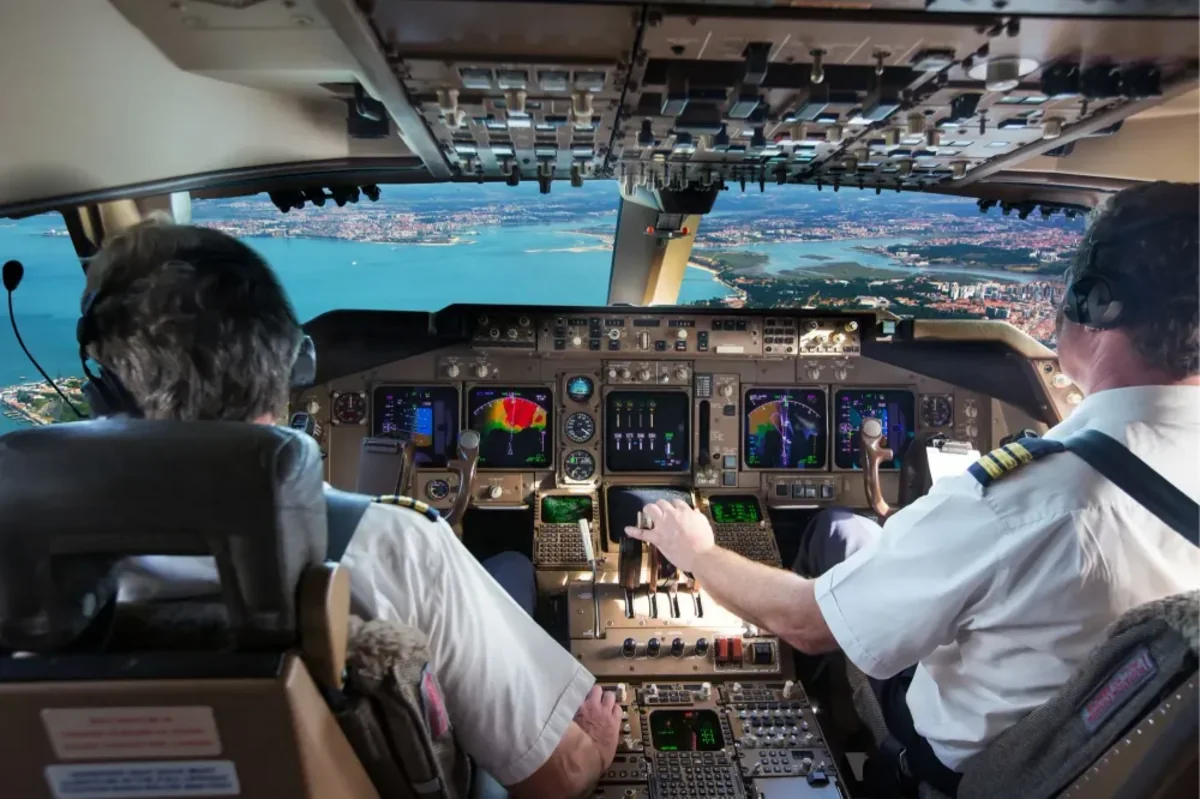 Avropa səmasında həyəcanlı anlar: Pilot kabinədə huşunu itirdi